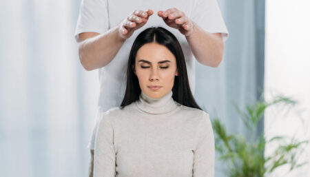 ¿Qué es la curación con reiki?