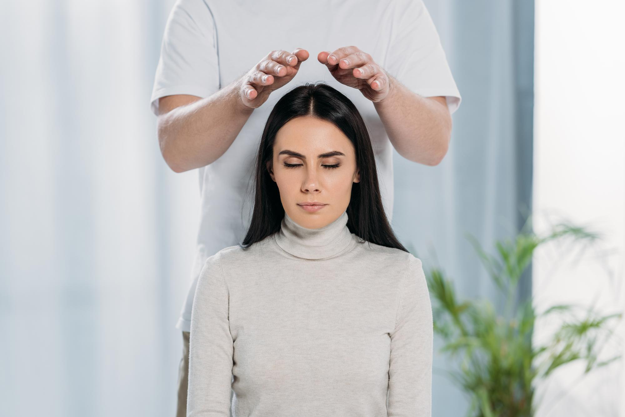 ¿Qué es la curación con reiki?
